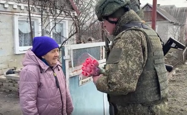 Военнослужащие сахалинского корпуса поздравили жительниц ДНР с 8 Марта