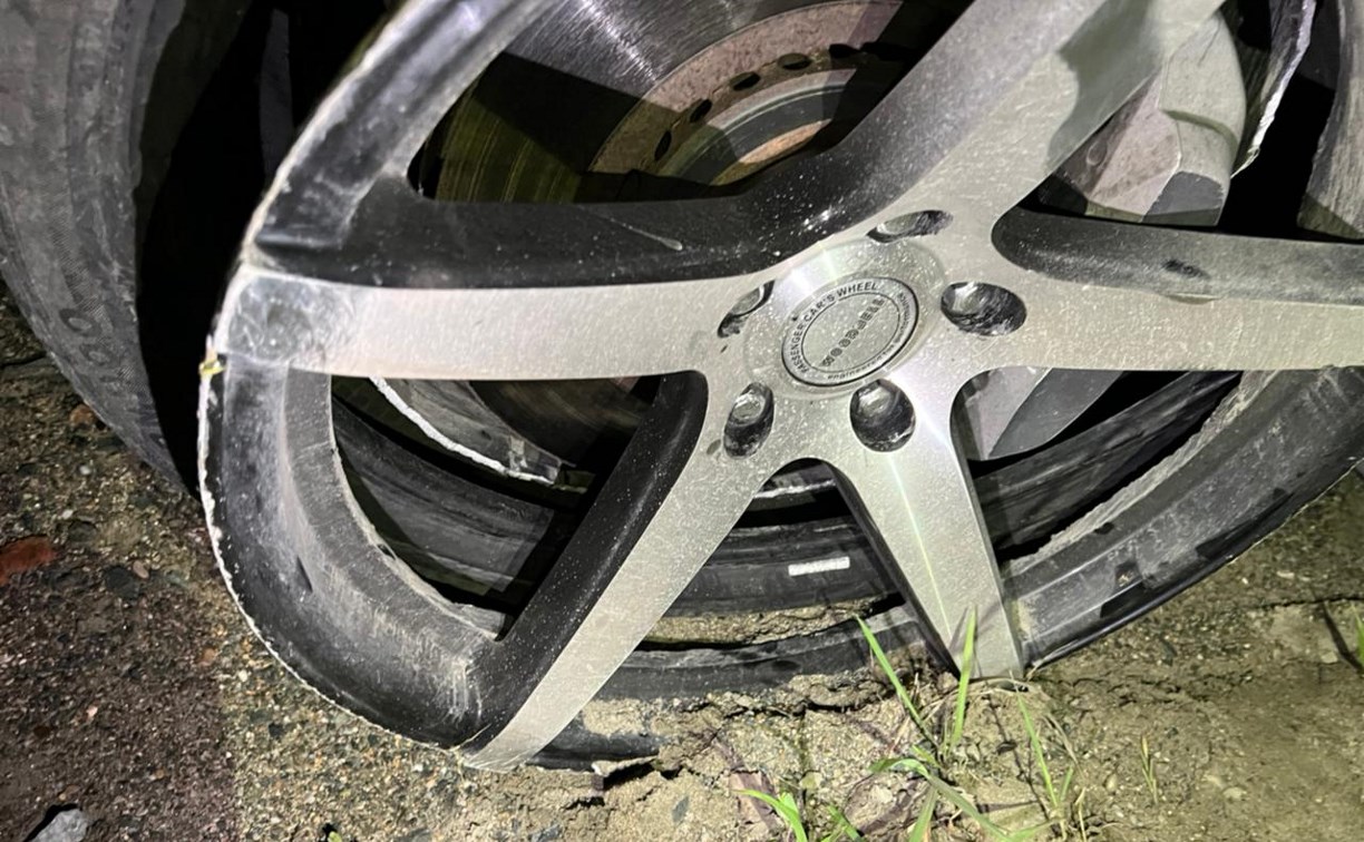 Мужчина повредил два колеса своего автомобиля, проезжая мост в Корсаковском районе