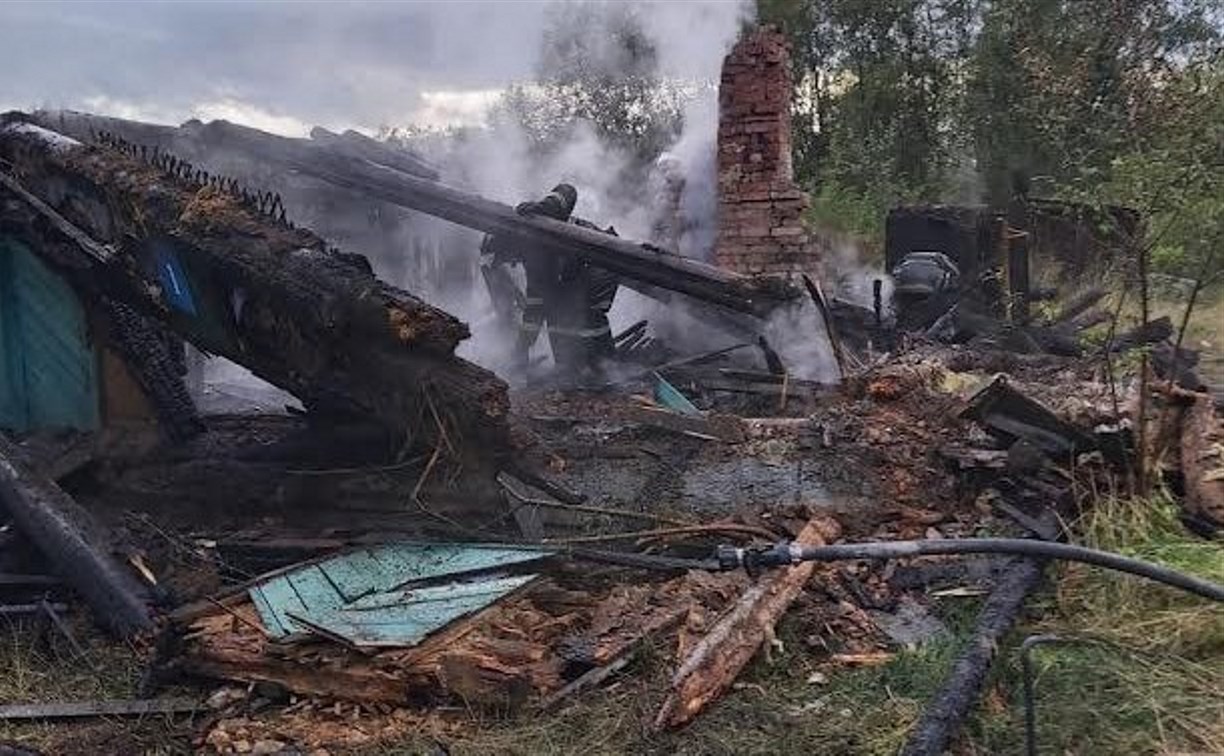 В Победино полыхнула крыша нежилого дома на площади 60 квадратов 