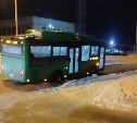 Автобус застрял в дорожной яме в Дальнем