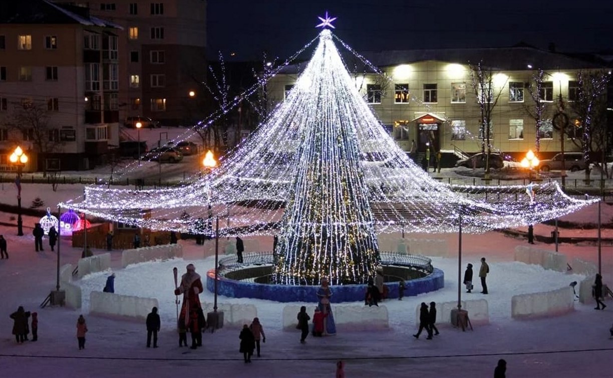 На главной новогодней ёлке Корсакова зажгут огни на выходных 