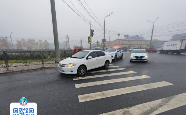 Автомобиль сбил женщину на перекрёстке в Южно-Сахалинске - видео