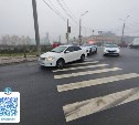 Автомобиль сбил женщину на перекрёстке в Южно-Сахалинске - видео