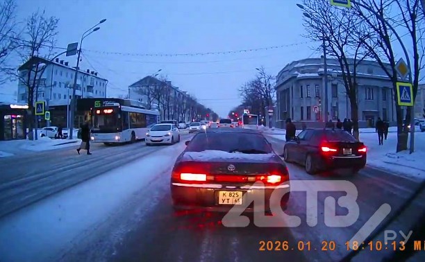 Нетерпеливый водитель BMW в Южно-Сахалинске распугал людей на "зебре"