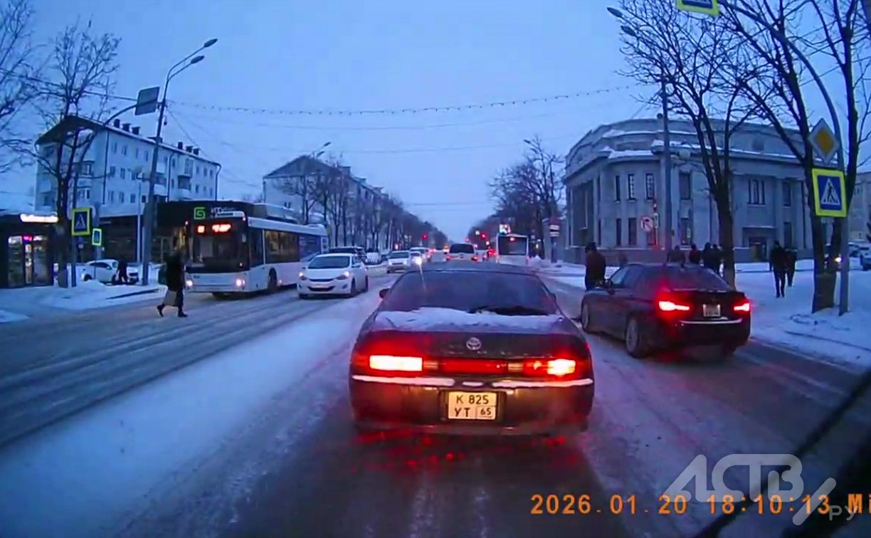 Нетерпеливый водитель BMW в Южно-Сахалинске распугал людей на "зебре"