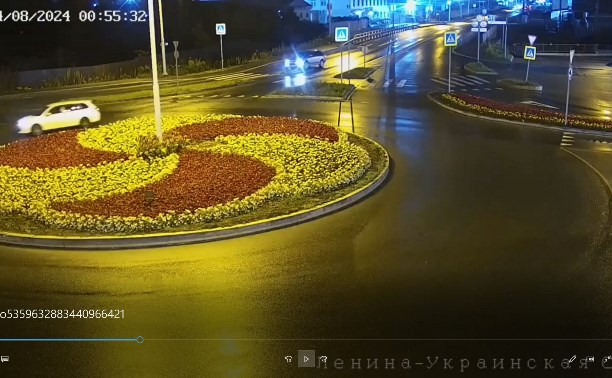 "Выбил страйк": автомобилист снёс дорожный знак на пустой дороге в Южно-Сахалинске