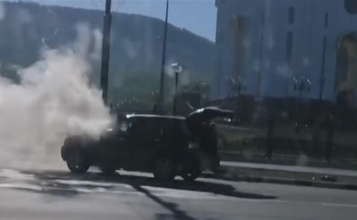 Автомобиль загорелся на площади Победы в Южно-Сахалинске