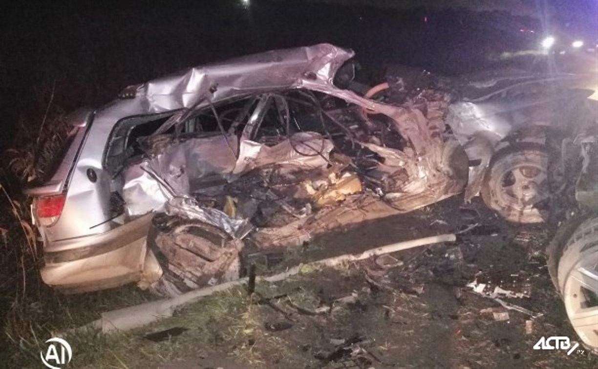 Очевидцев смертельного столкновения Cadillac Escalade и Toyota Caldina ищут в Южно-Сахалинске