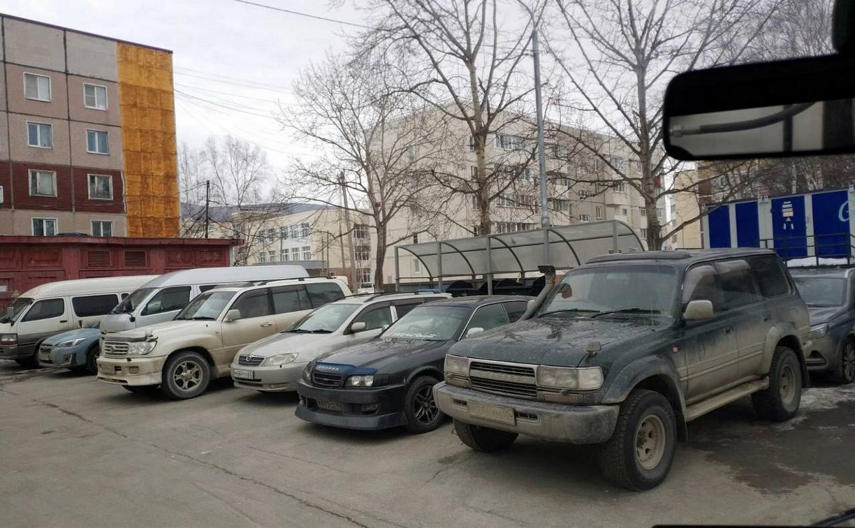 "Охранники мусорки": автохамы в Южно-Сахалинске блокируют подъезд к контейнерам 