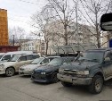 "Охранники мусорки": автохамы в Южно-Сахалинске блокируют подъезд к контейнерам 