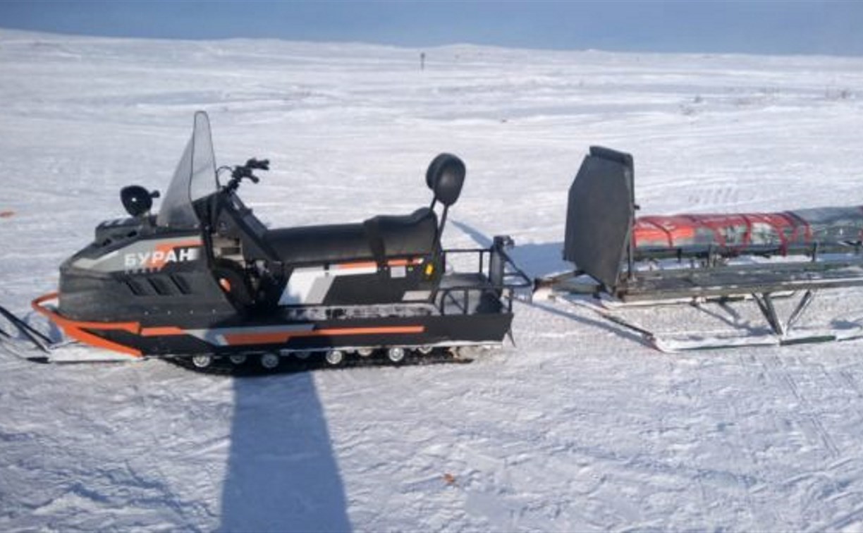 Добровольцы на снегоходах бесплатно вывозят рыбаков на Сахалине с треснувшего льда