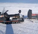 Добровольцы на снегоходах бесплатно вывозят рыбаков на Сахалине с треснувшего льда