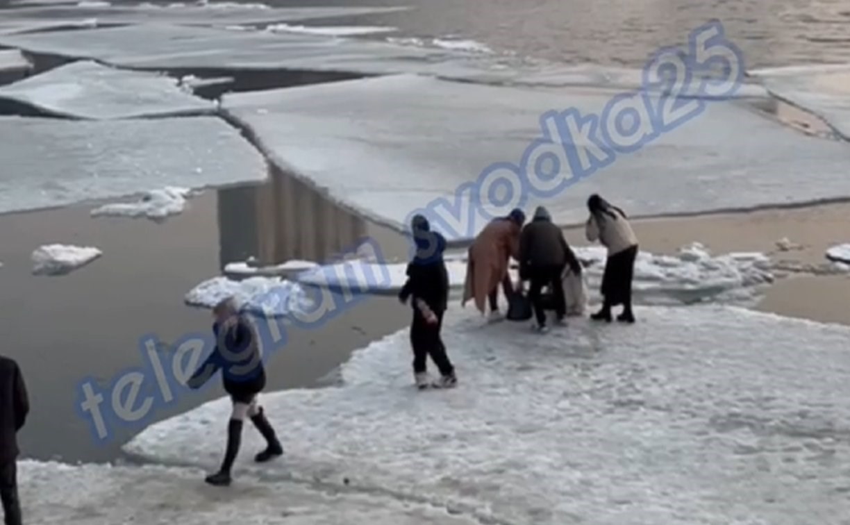 "Игра в кальмара" во Владивостоке: девочка провалилась под лёд
