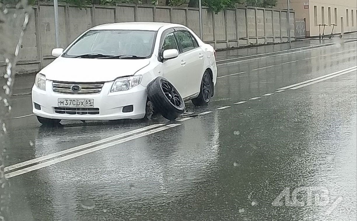 Автомобиль "разулся" посреди дороги в Южно-Сахалинске