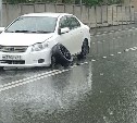 Автомобиль "разулся" посреди дороги в Южно-Сахалинске