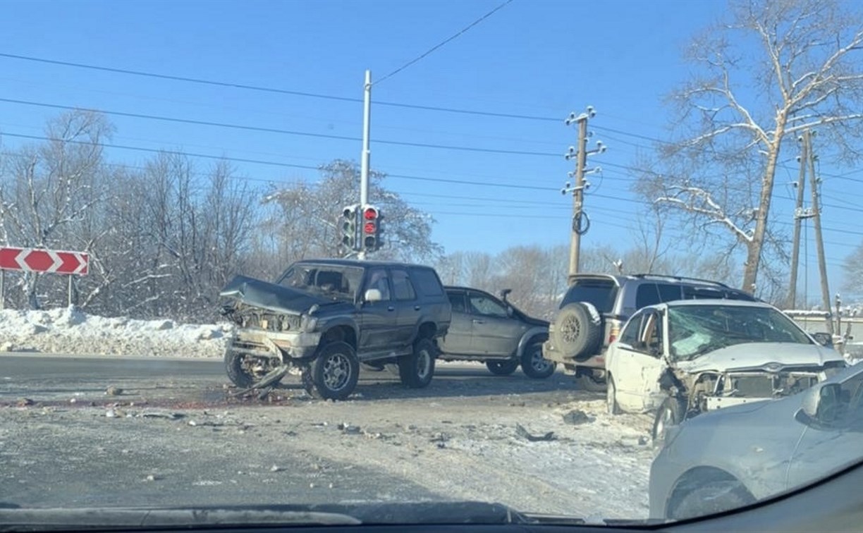 Две машины раскурочило в ДТП в Южно-Сахалинске