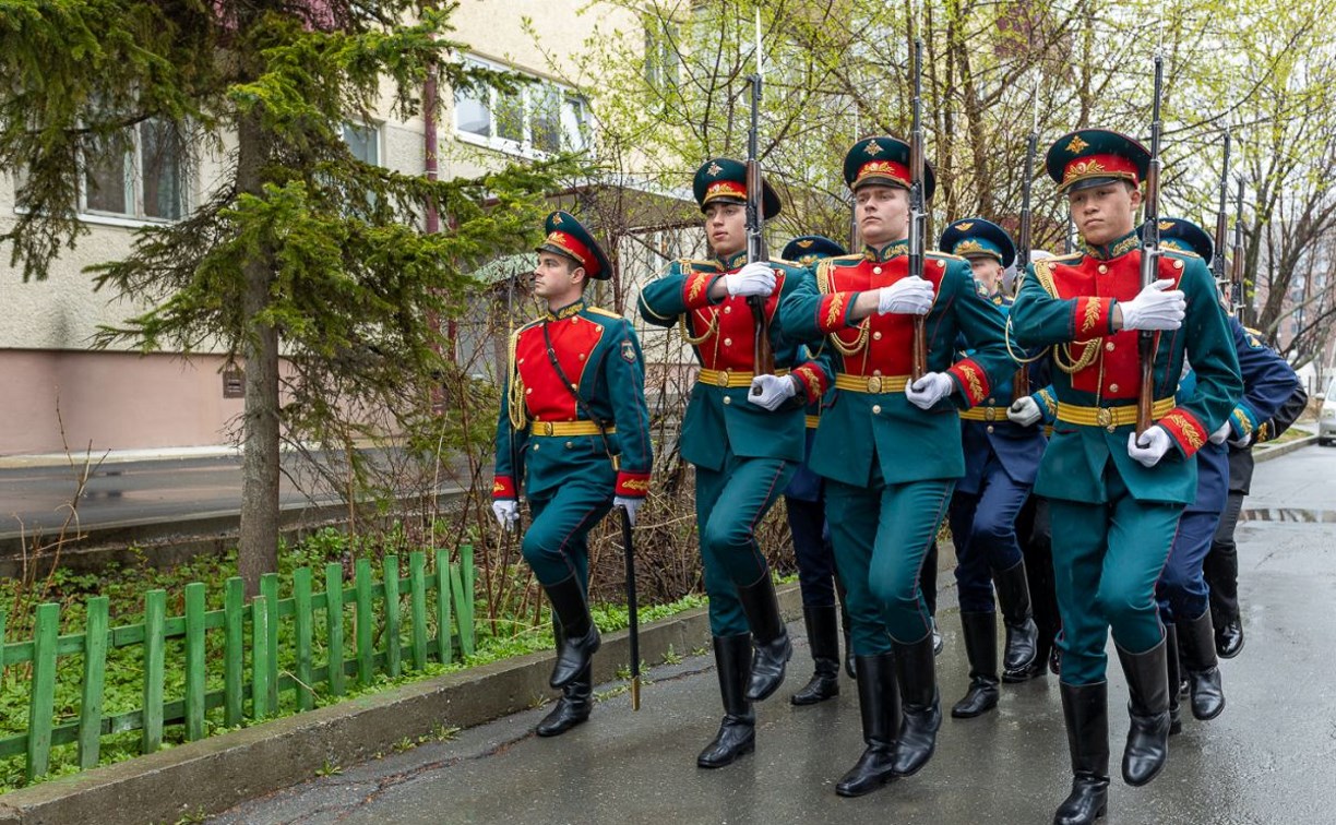 Парад у дома: в Южно-Сахалинске участника трудового фронта поздравили с Днем Победы с оркестром
