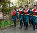 Парад у дома: в Южно-Сахалинске участника трудового фронта поздравили с Днем Победы с оркестром