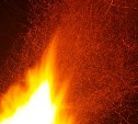 В Корсакове утром загорелась веранда многоквартирного дома и стоящий рядом автомобиль 