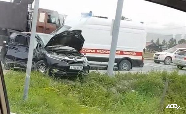 Грузовик впечатался в боковую дверь универсала в Южно-Сахалинске