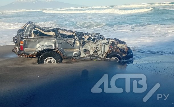 На Итурупе после шторма обнаружили на берегу "пожёванный" автомобиль