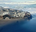 На Итурупе после шторма обнаружили на берегу "пожёванный" автомобиль