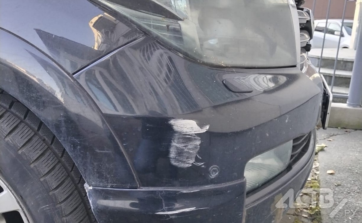 Неизвестный врезался в Toyota Land Cruiser и скрылся с места происшествия в Южно-Сахалинске