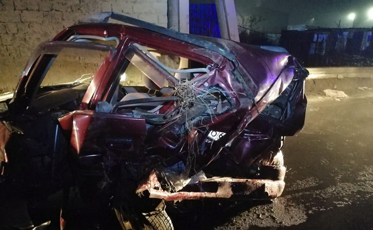 ДТП в Холмске: Mazda разорвана пополам, двое нетрезвых из Toyota Corona госпитализированы
