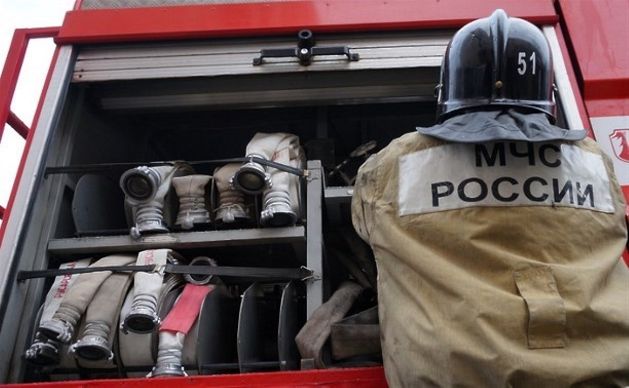 Пожарные ликвидировали возгорание в жилом доме в Холмске
