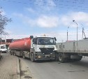 Бензовоз и длинномер столкнулись в Южно-Сахалинске