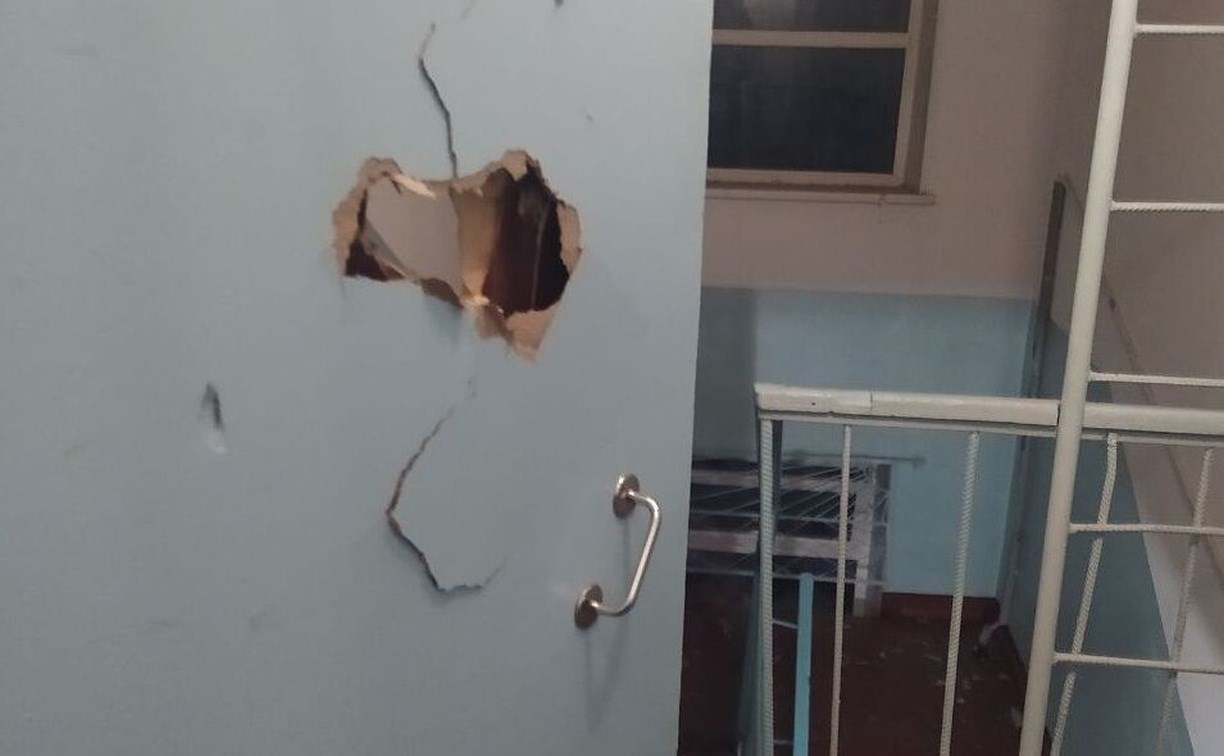 В дверях проломы, на стенах царапины: на Камчатке соседи во время ссоры разгромили подъезд