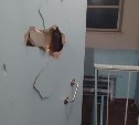В дверях проломы, на стенах царапины: на Камчатке соседи во время ссоры разгромили подъезд