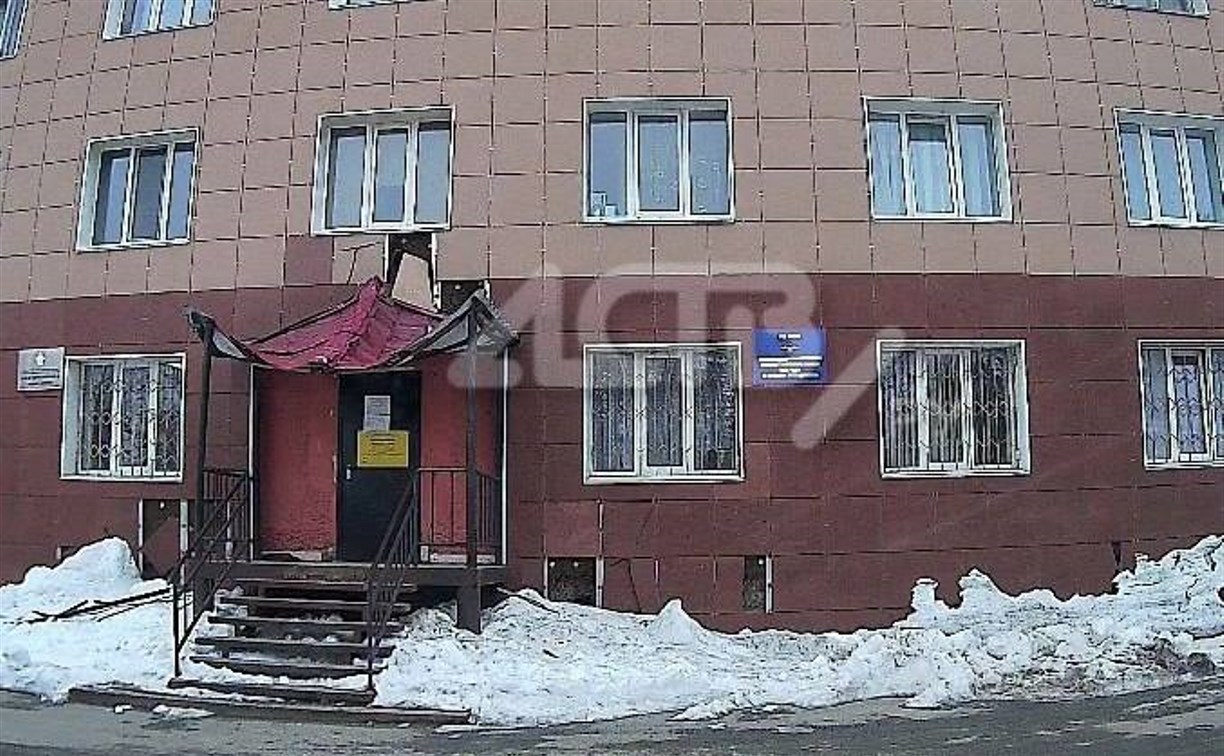 Глыба льда с крыши повредила козырёк и фасад следственного отдела в Долинске 