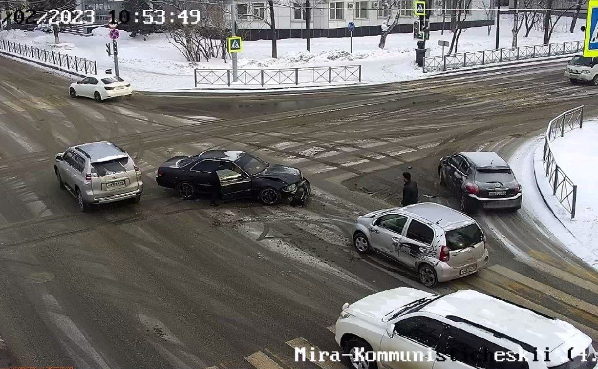 Два авто не поделили перекрёсток Мира-Компроспект в Южно-Сахалинске