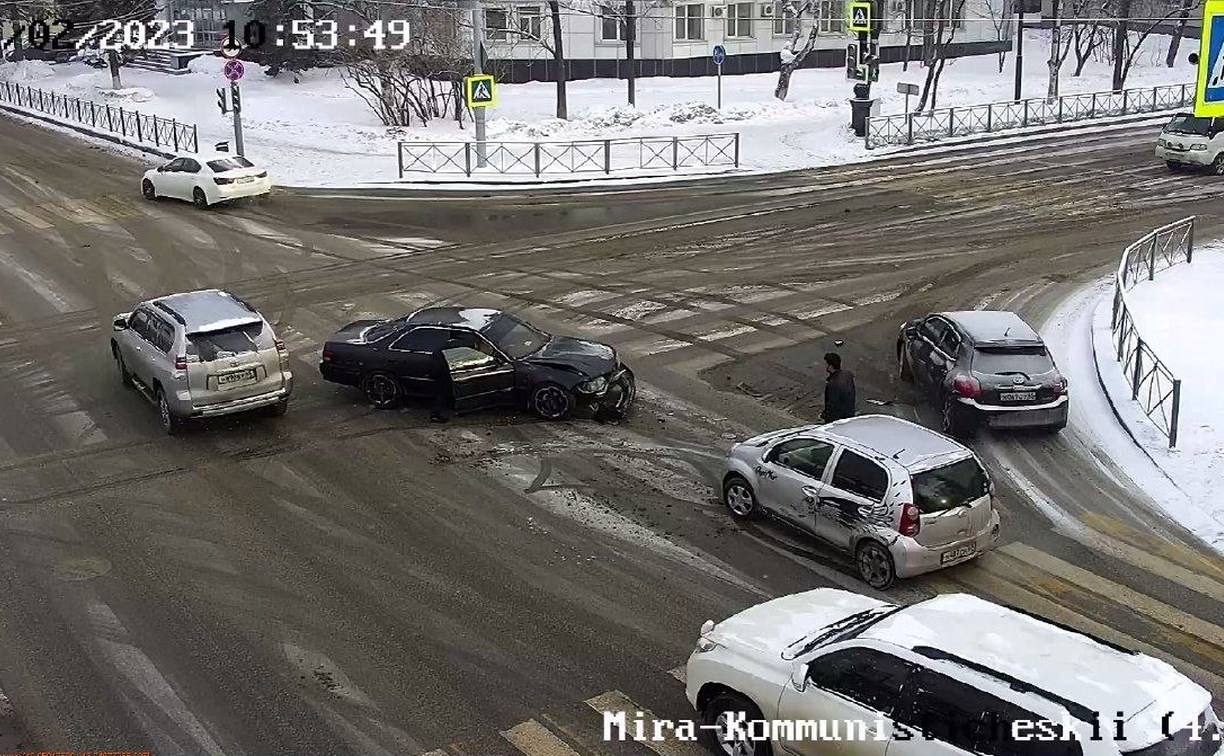 Два авто не поделили перекрёсток Мира-Компроспект в Южно-Сахалинске -  Новости Сахалинской области. Происшествия - astv.ru