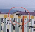Дети каждый день бегают по крышам новостроя в Дальнем