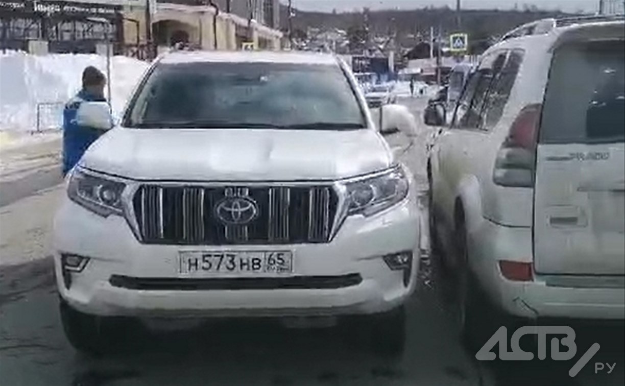 "Скоро к подъемнику подъезжать будут": автохам бросил внедорожник на встречке у входа в "Горный воздух"