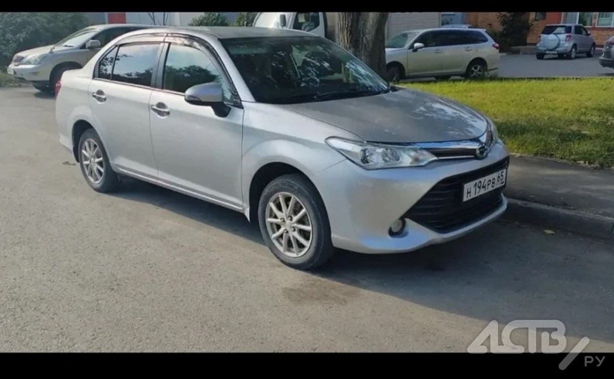 Автомобиль Toyota Corolla Axio пострадал от неизвестного водителя в Южно-Сахалинске