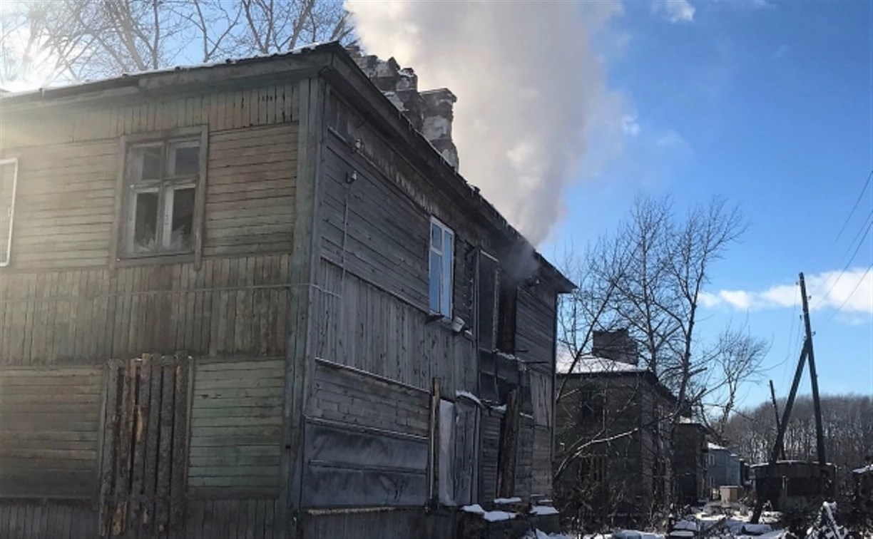 Семь пожарных потушили горящий барак в Тымовском