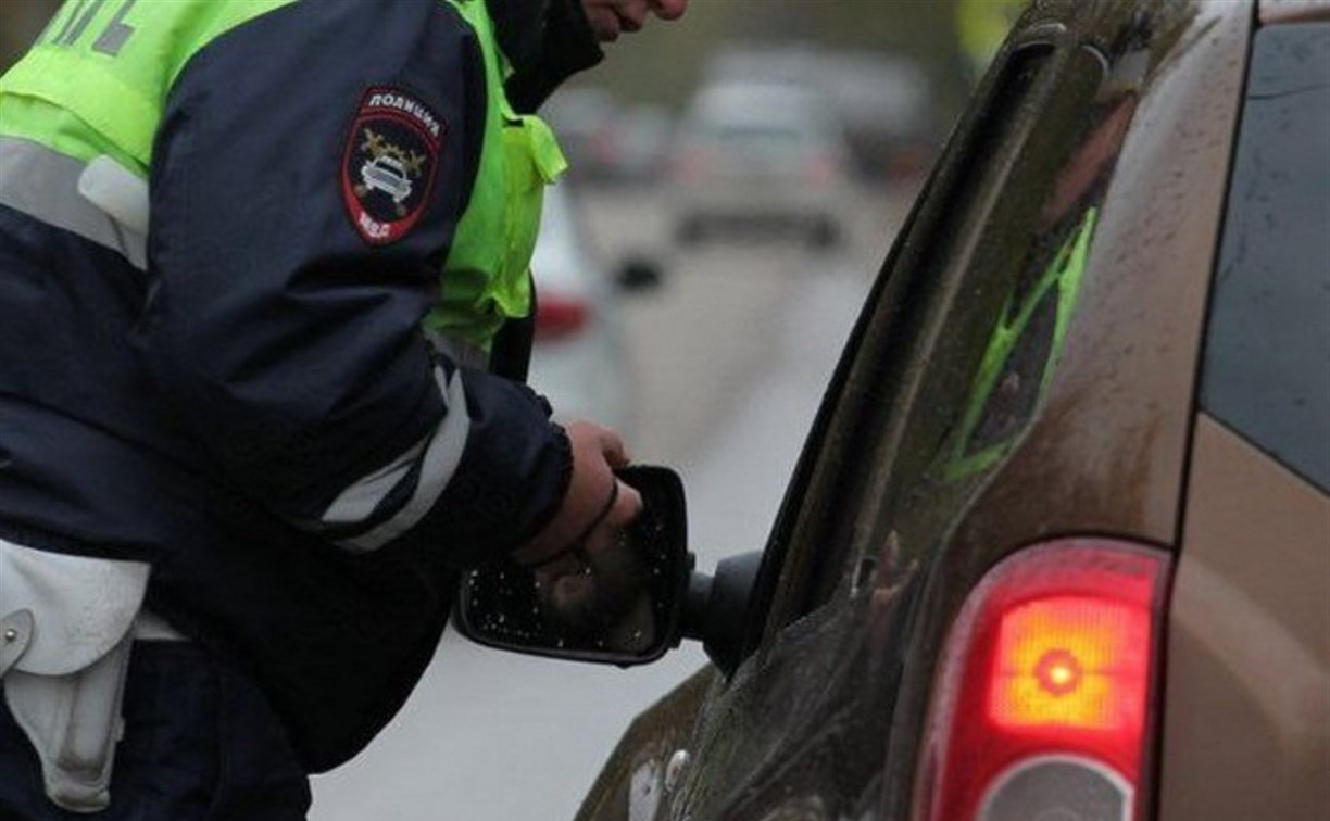 Мужчину в женском платье и белье за рулём остановили сотрудники ГИБДД на Сахалине