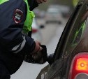 Мужчину в женском платье и белье за рулём остановили сотрудники ГИБДД на Сахалине