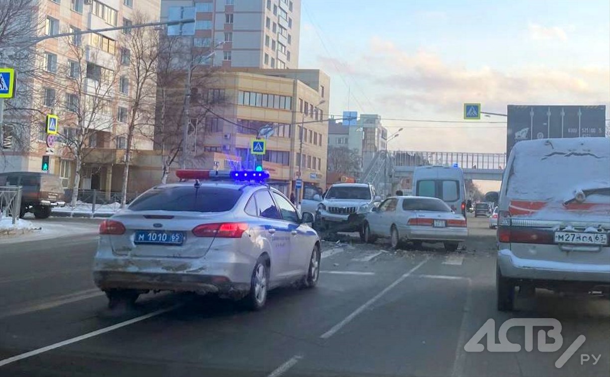  Жёсткая авария произошла на перекрёстке в Южно-Сахалинске, где сегодня заработал новый светофор 