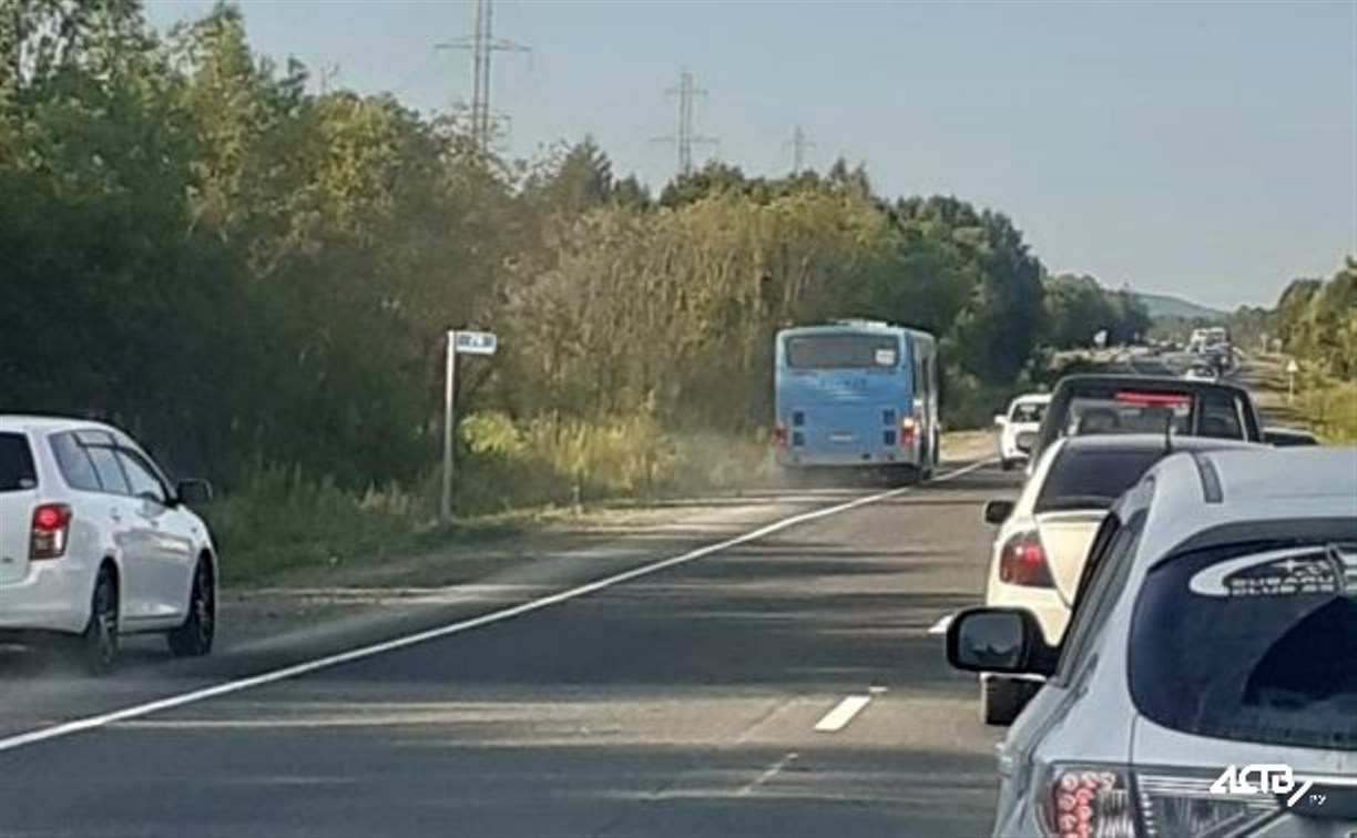 Водителя автобуса, объехавшего пробку по "встречке", накажут рублём на Сахалине