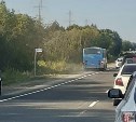 Водителя автобуса, объехавшего пробку по "встречке", накажут рублём на Сахалине