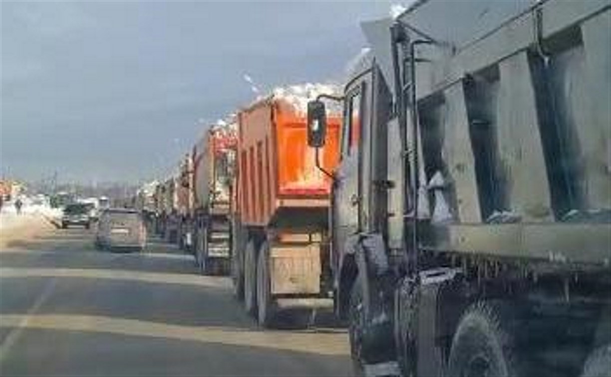 Огромные очереди из грузовиков выстраиваются к снежным полигонам в Южно-Сахалинске