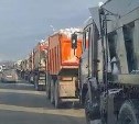 Огромные очереди из грузовиков выстраиваются к снежным полигонам в Южно-Сахалинске
