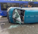 Микроавтобус опрокинулся при ДТП в Южно-Сахалинске