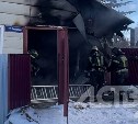 Пристроенный к дому гараж полыхал в одном из СНТ Южно-Сахалинска