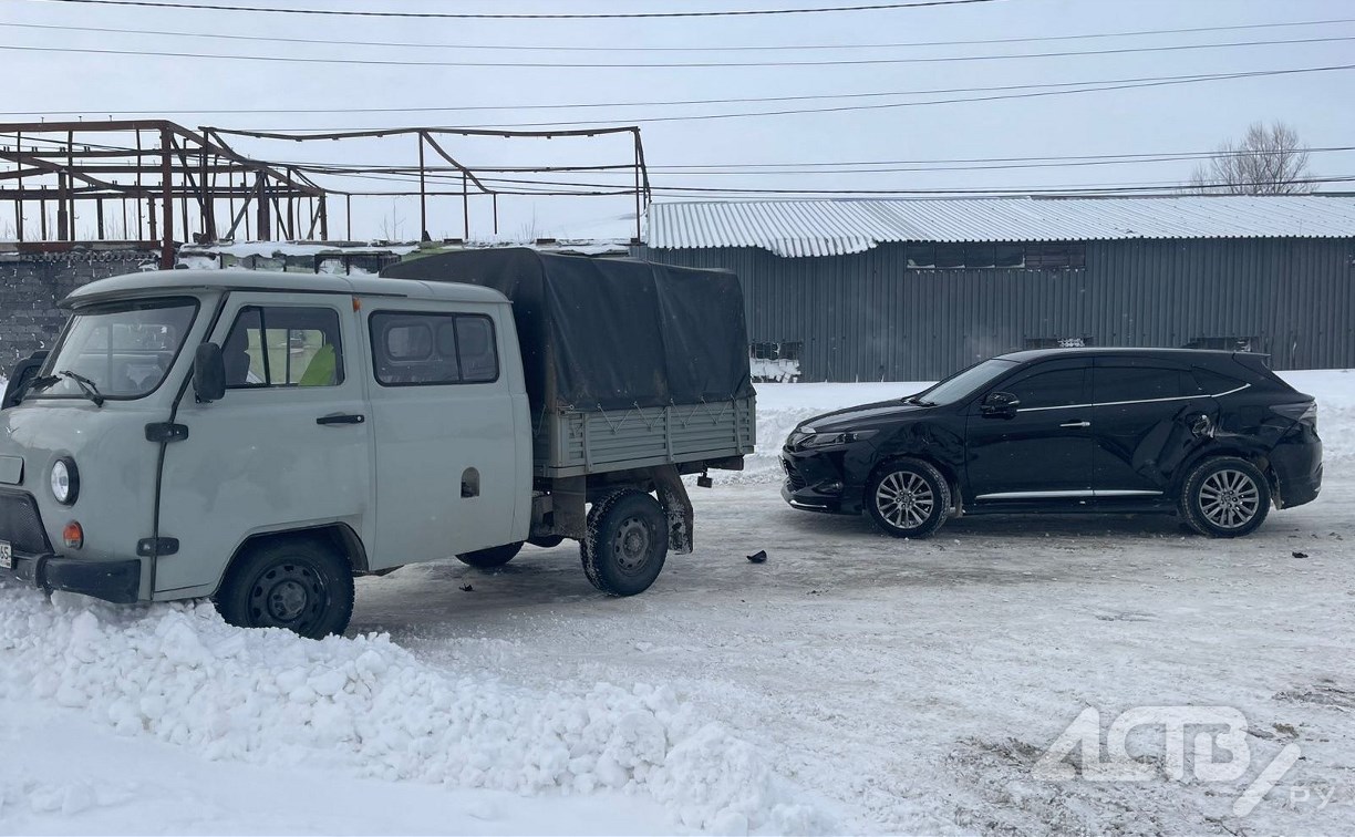 Очевидцев столкновения Toyota Harrier и УАЗ ищут в Южно-Сахалинске