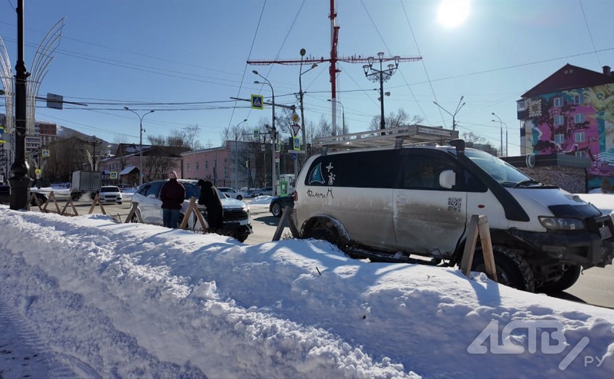 В Южно-Сахалинске "китаец" подбил микроавтобус